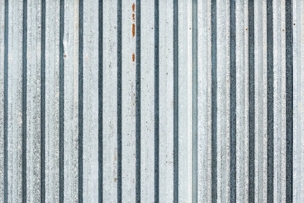 Старый серый металлический вертикальный фон.