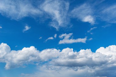 Gündüz vakti gökyüzünde beyaz bulutlar.