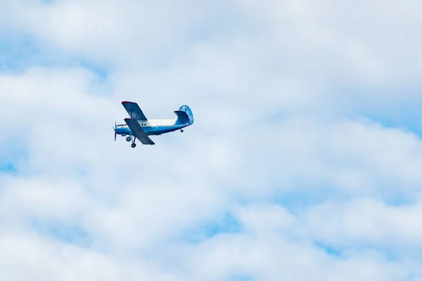 Gökyüzünde Retro Uçağın Uçuşu — Stok fotoğraf