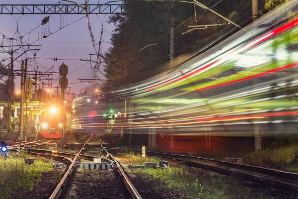Trens Movem Estação Noite — Fotografia de Stock