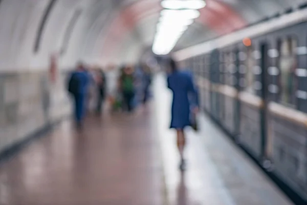 Akşam Vakti Yolcuların Metronun Bulanık Görüntüsü — Stok fotoğraf