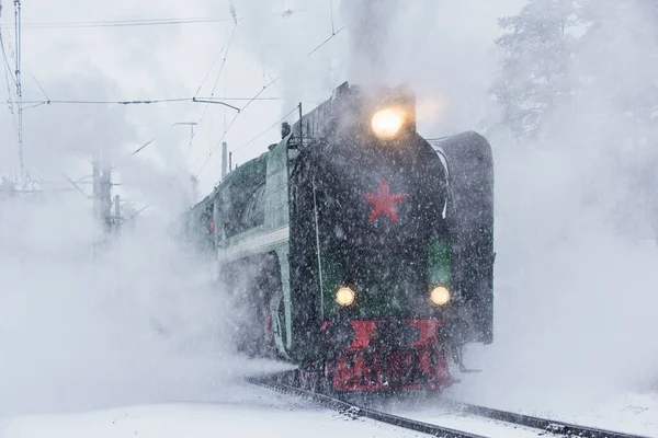 Retro Stoomtrein Vertrekt Vanaf Het Station Winter Besneeuwde Tijd — Stockfoto