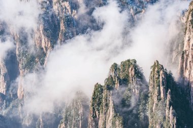 Huangshan Ulusal Parkı 'nın dağ tepelerindeki bulutlar. Çin.