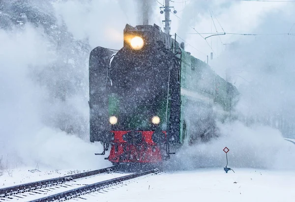 Retro Stoomtrein Nadert Het Station Winter Besneeuwde Tijd — Stockfoto