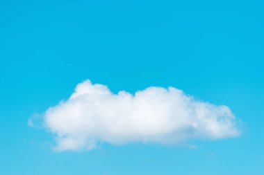 Gündüz vakti gökyüzünde bir bulut.