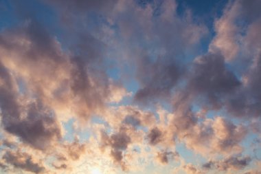 Gün batımında yağmurdan sonra renkli bulutlar.