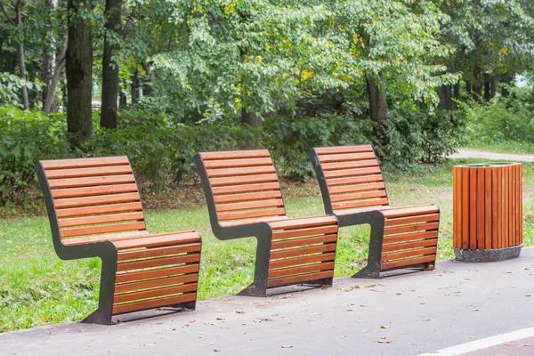 Pattumiera Raccolta Dei Rifiuti Tre Panche Legno Nel Parco Cittadino — Foto Stock