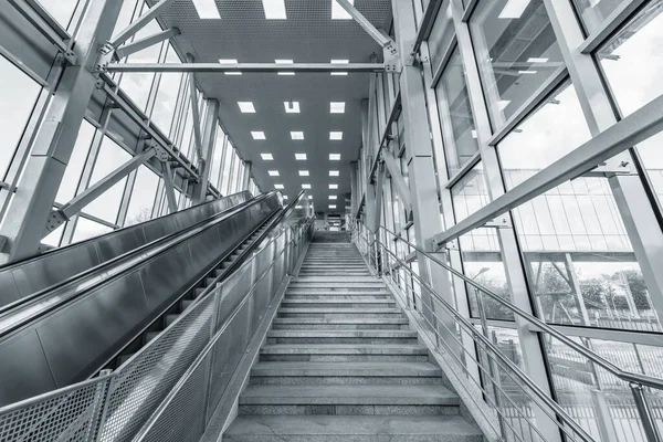 Αδειάστε Κυλιόμενες Σκάλες Και Σκάλες Για Γραφεία Σιδηροδρομικών Εισιτηρίων — Φωτογραφία Αρχείου