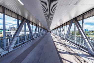 Tren istasyonuna giden uzun bir koridor..