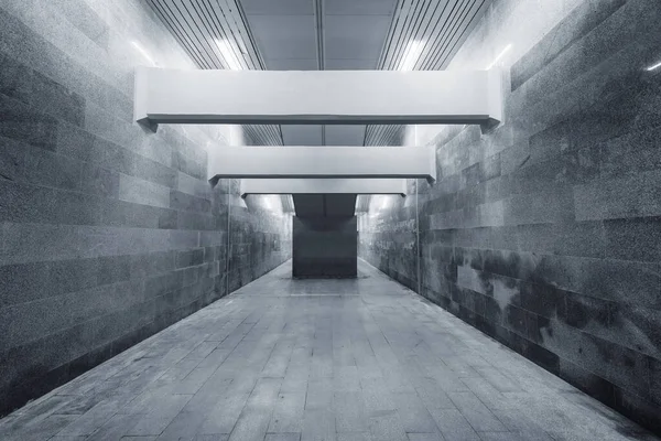 Μαρμάρινο Υπόγειο Διάδρομο Στην Πλατφόρμα Του Σιδηροδρομικού Σταθμού — Φωτογραφία Αρχείου