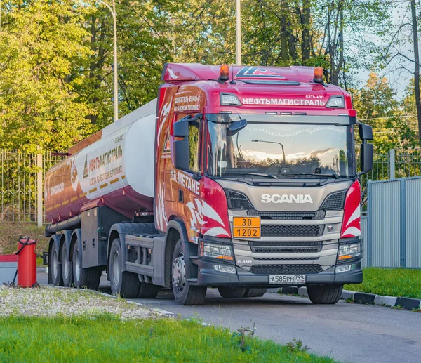 Brandstoftankwagen staat bij het tankstation. — Stockfoto