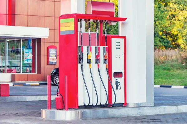 Posto de gasolina e gasolina. Armas para reabastecimento num posto de gasolina. — Fotografia de Stock