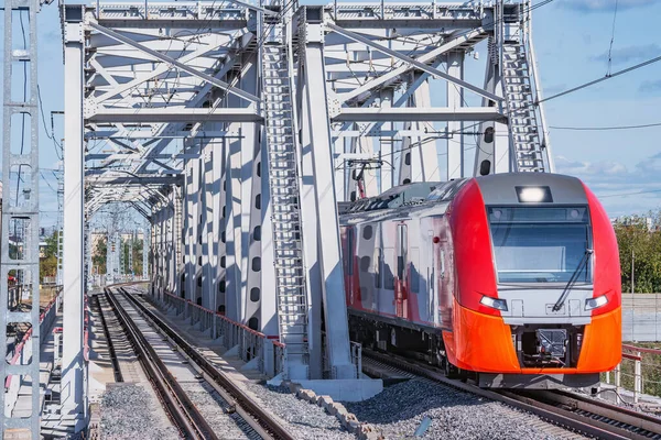 Tren Alta Velocidad Mueve Través Del Puente Que Acerca Plataforma — Foto de Stock