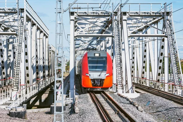 Comboio Alta Velocidade Move Através Ponte Que Aproxima Plataforma Estação — Fotografia de Stock