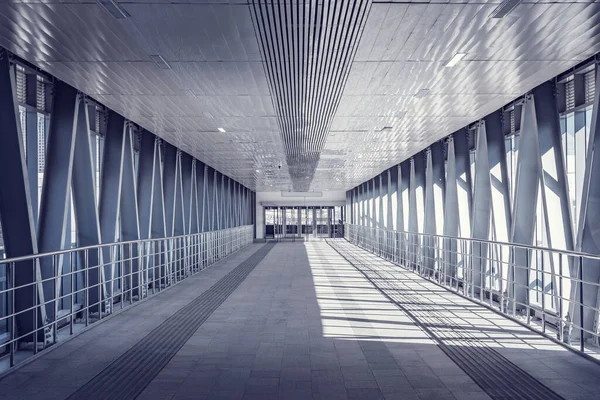 Lungo Corridoio Fino Alla Piattaforma Della Stazione Ferroviaria — Foto Stock