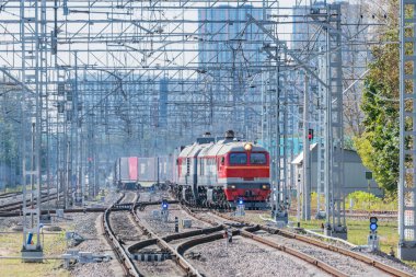 Dizel konteynır yük treni istasyona gidiyor..