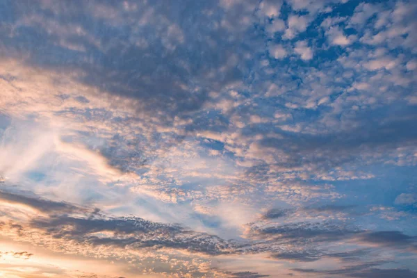 Bunte Wolken Nach Regen Bei Sonnenuntergang — Stockfoto