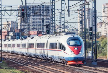 Yüksek hızlı tren istasyona yaklaşıyor. Moskova. Rusya.