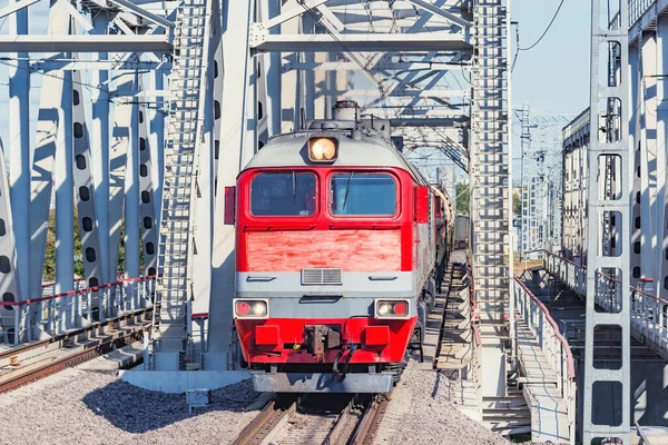 柴油货运列车通过大桥 — 图库照片