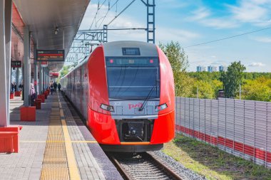 Moskova, Rusya - 16 Eylül 2020: Yüksek hızlı tren Rostokino istasyonunun yanında duruyor.