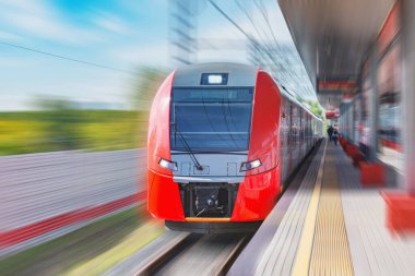 Yüksek hız treni yolcu platformu boyunca hızlı hareket eder..