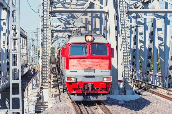 Comboio de carga diesel se move através da ponte. — Fotografia de Stock