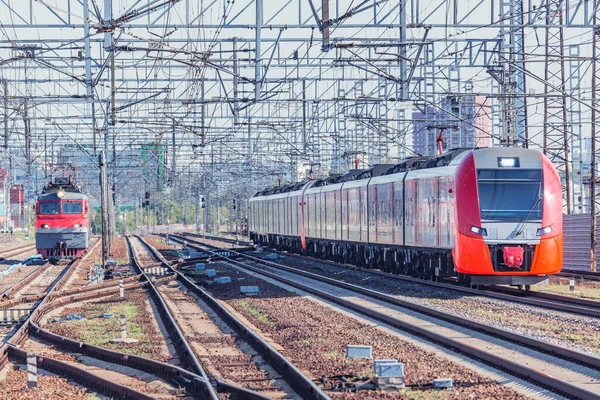 车站上的高速火车和火车头 — 图库照片