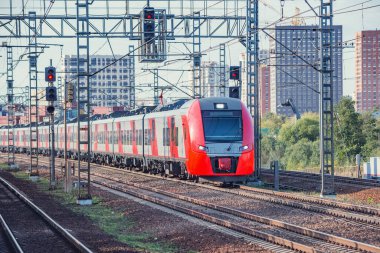 Yüksek hızlı tren istasyona yaklaşıyor. Moskova. Rusya.
