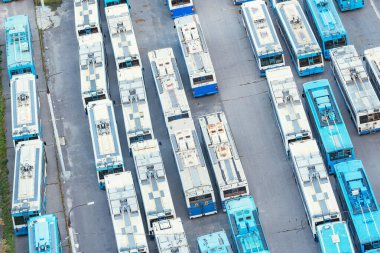 Birçok eski troleybüs park yerinde duruyor. Moskova.