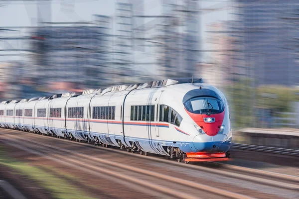 열차는 빠르게 지나간다 — 스톡 사진