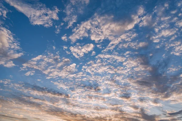 Bunte Wolken Nach Regen Bei Sonnenuntergang — Stockfoto