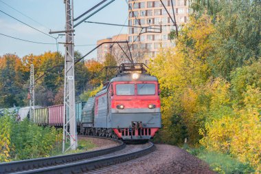 Yük treni sonbahar akşamı hareket eder..