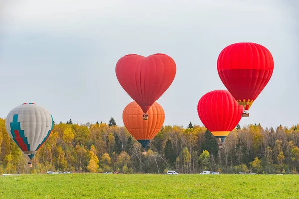 Volo Mattutino Delle Mongolfiere Sopra Campagna — Foto Stock