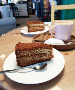 cappuccino kahve ve kremalı kek cafe tatlı