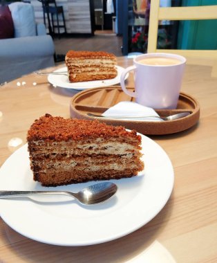 kremalı kek cafe tatlı rahattatlı yaşam ile kapuçino kahve