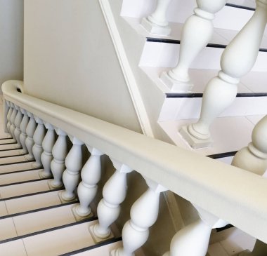 şık bir evde yere şık bir evde beyaz taş merdiven