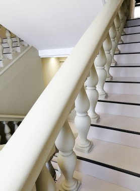 şık bir evde yere beyaz taş merdiven