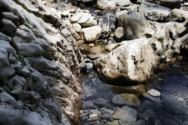 Mountain Creek. Piedras grandes y pequeñas. Hermoso día soleado. Otoño . — Foto de Stock