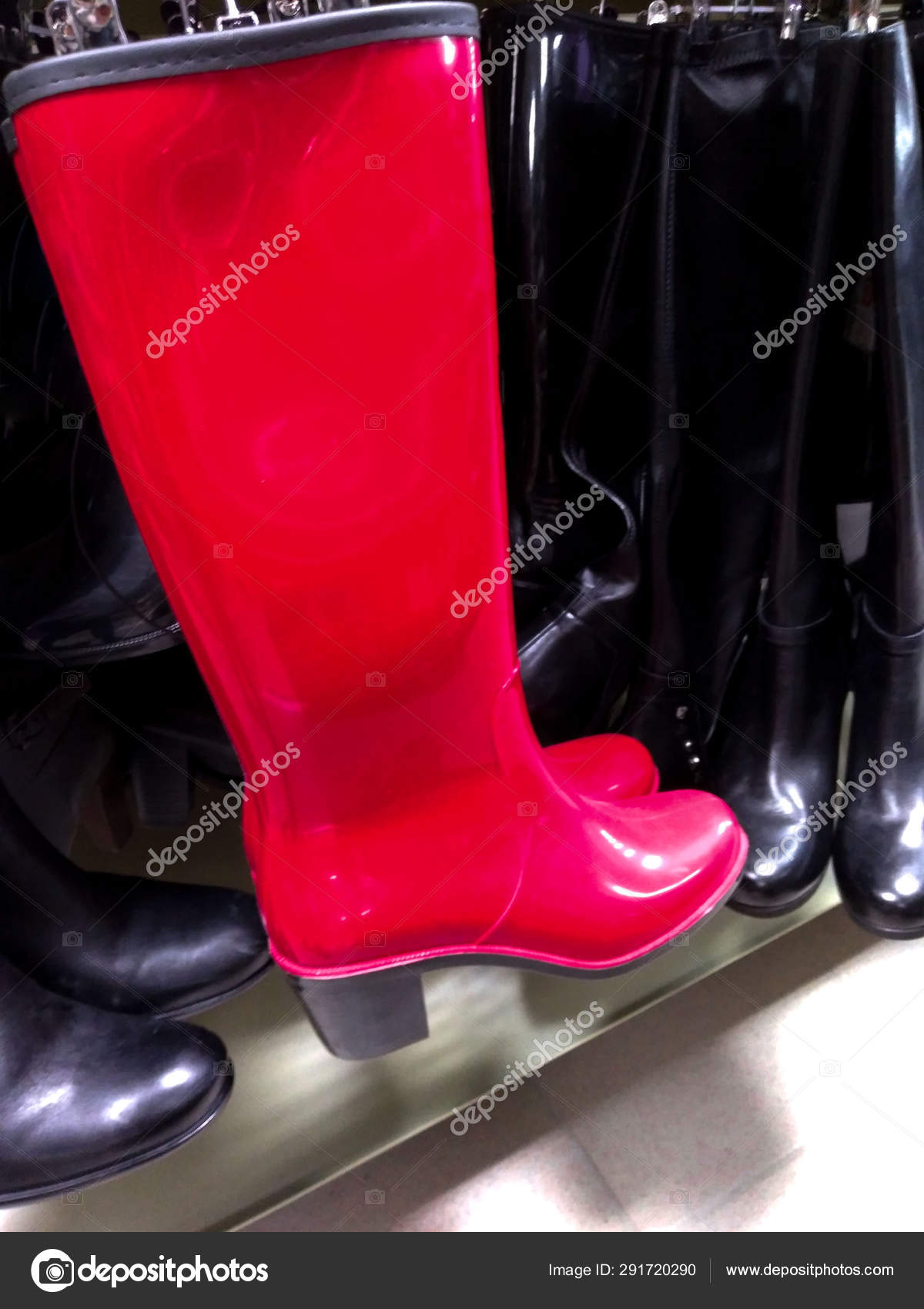 Så mange Fjord ansvar Gummi røde kvinder støvler med hæle. For regn og vådt efterår vejr. Beskyt  fødderne mod vand. Solgt i butikken . – Redaktionelle stock-fotos ©  Olgatumanova777 #291720290