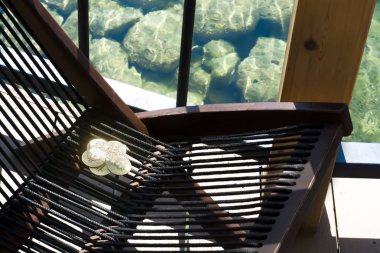 Bitcoins Bazı. Bir plaj sandalyesinde yatıyordu. Başarı. Refah. Finansın büyümesi. Güneş, su. Rahatlama. Metin için kopyalama alanı ile arka plan