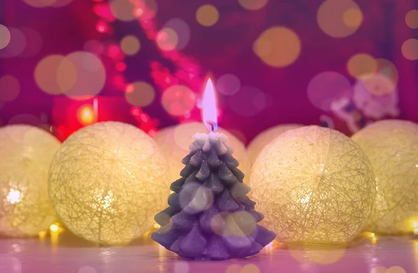 Selamat Natal dan selamat tahun baru, kartu ucapan. Dekorasi yang indah untuk liburan. Dekorasi dengan Cotton Ball Lights dan Lilin. Latar belakang merah dekoratif dan emas bokeh karangan bunga. Chris — Stok Foto