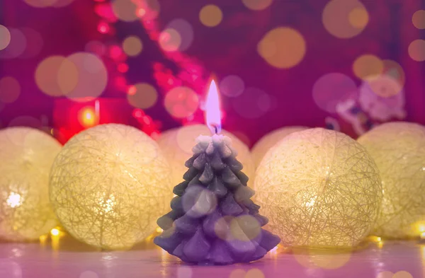 Frohe Weihnachten und ein gutes neues Jahr, Grußkarte. schöne Dekoration für die Feiertage. Dekorationen mit Wattebällchen und einer Kerze. dekorativer roter Hintergrund und goldenes Bokeh aus Girlanden. chris — Stockfoto