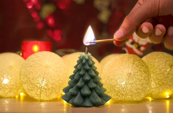 Frohe Weihnachten und ein gutes neues Jahr, Grußkarte. schöne Dekoration für die Feiertage. dekorativer roter Hintergrund und goldener Bokeh-Kranz. Weihnachtsschmuck mit Wattebällchen und einer Kerze. Hand — Stockfoto