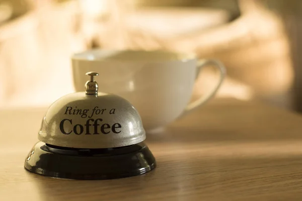 Word wakker. Een kopje koffie. Het concept van vroeg ontwaken. Ochtend en deadline wakker worden. Stomende koffiekop op een achtergrond van zonnestralen, koffie goede tijd. Goedemorgen koffie. Achtergrond met Copy Spa — Stockfoto