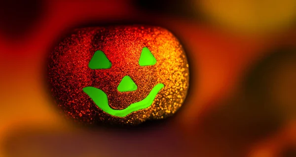 Jack Halloween lámpása belülről világít. Fényes többszínű háttér — Stock Fotó