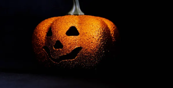 Jó Halloween tök fekete háttérrel. Szabad hely a szövegnek. Fekete szemek — Stock Fotó