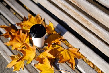 Paket kahve. Espresso kahveli kağıt bardak. Sonbahar yaprakları. Ahşap arka plan. Model yap, metin için boşluk, sonbahar kompozisyonu.