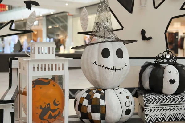 Voorgrond Een Witte Vogelverschrikker Van Halloween Decoratie Van Versierde Mix — Stockfoto