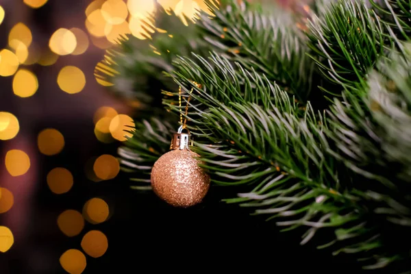 Weihnachtsspielzeug, das an einem Tannenzweig hängt. magischen Hintergrund. goldenes Bokeh. Karte. — Stockfoto