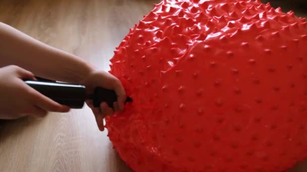 Pompage de la pompe fitball. balle pour remise en forme. surface de massage. Gros plan. Vidéo 4K — Video